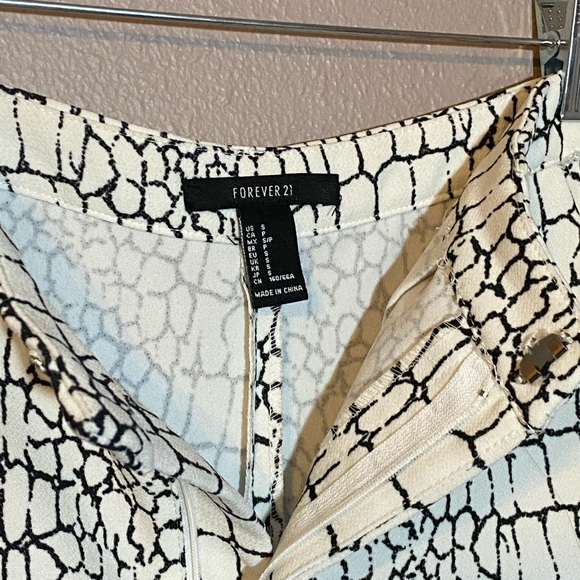 Crocodile Pattern High Waisted Shorts - Picture 2 of 3